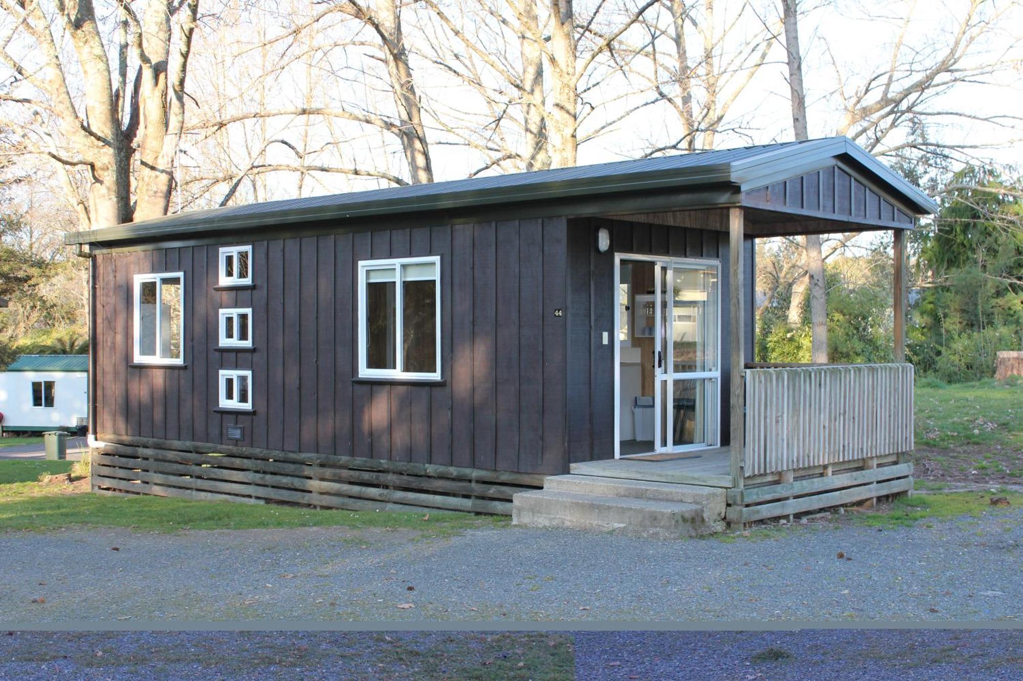Log Cabin with Private Ensuite Bathroom and Kitchenette